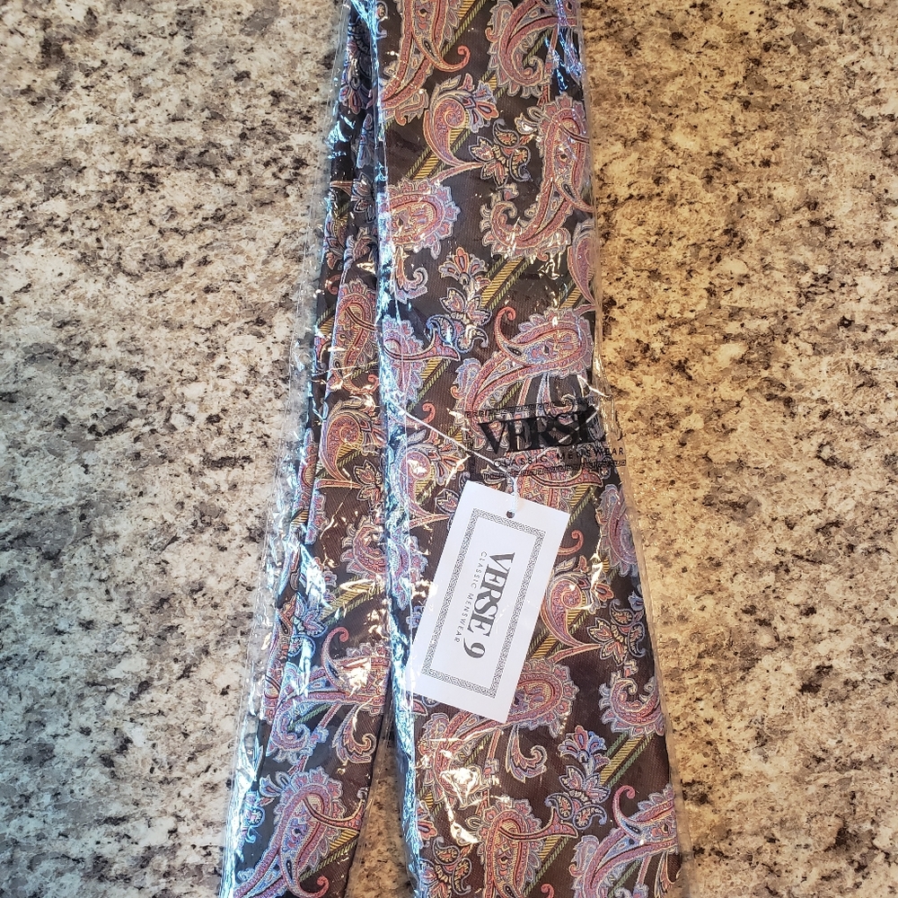 Verse 9 tie with matching pockek square